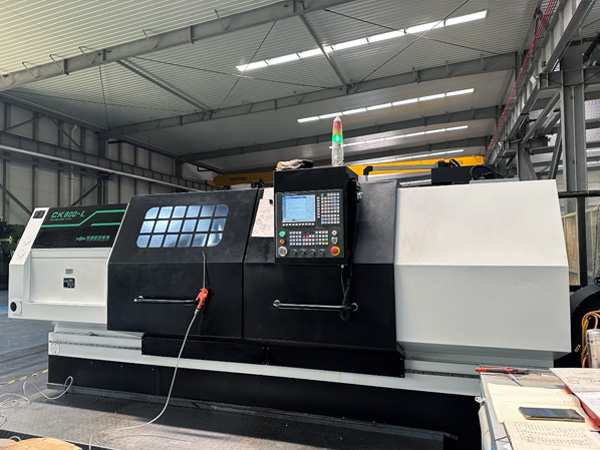 Equipo de torneado CNC en el taller